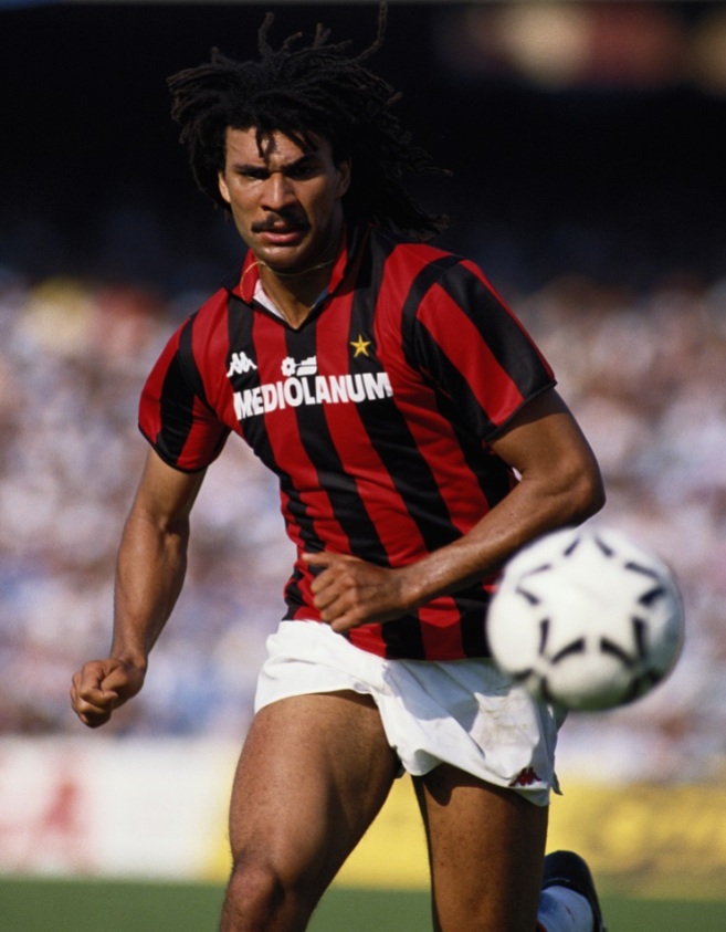 Ruud Gullit of AC Milan in action with the ball during a Serie A match against Napoli on 1st May 1988 at the San Paolo Stadium in Naples, Italy.(Photo by David Cannon/Getty Images)